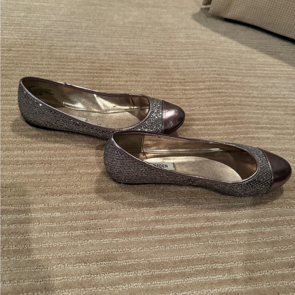 Steve Madden Silver flats Size 8 - Picture 3 of 4